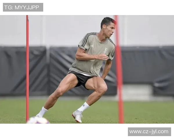 足球明星腹肌照大揭秘展现运动员完美身材与训练成果的精彩瞬间