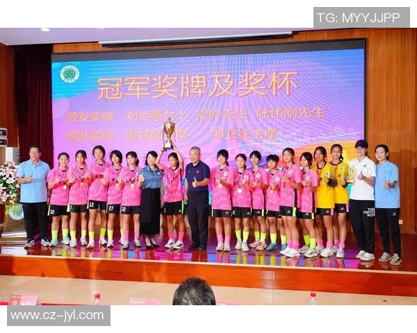 足球明星荣耀时刻举起奖杯的激动瞬间与背后故事