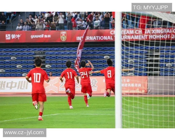 足球明星与球迷亲密互动展现人性魅力与运动精神 足球明星与球迷亲密互动展现人性魅力与运动精神